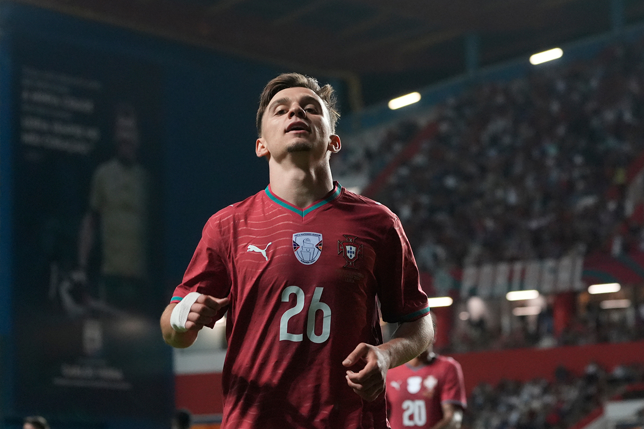 Sao trẻ Bồ Đào Nha: “Không ai có nghĩa vụ phải chuyền bóng cho Ronaldo”