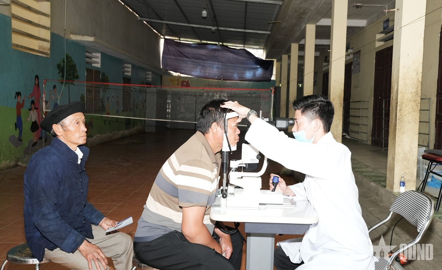 Tuyên Quang: Khám mắt, tặng thuốc miễn phí cho người dân xã biên giới