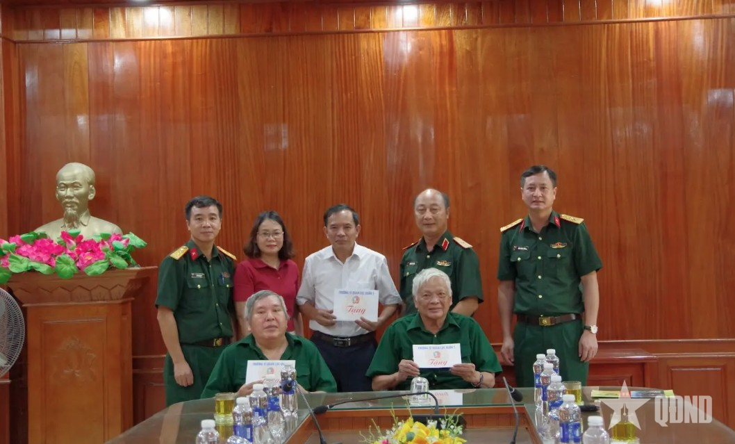 Trường Sĩ quan Lục quân 1 thăm, tặng quà Trung tâm Điều dưỡng thương, bệnh binh Duy Tiên
