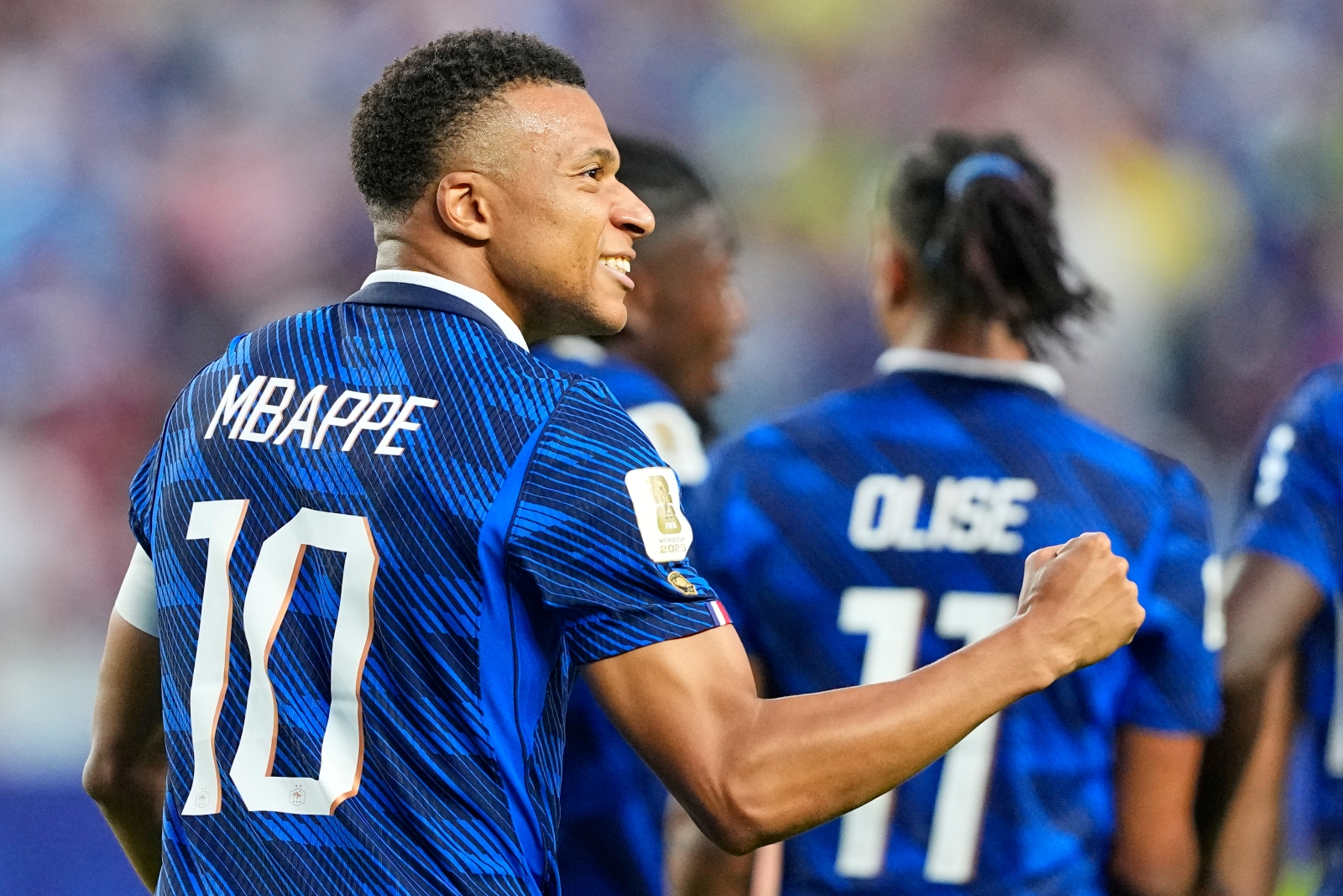 Mbappe lập hàng loạt kỷ lục, áp sát Messi