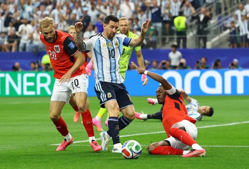Messi lập kỷ lục World Cup, Argentina sớm đoạt vé vào vòng knock-out