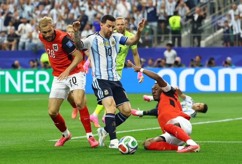 Messi lập kỷ lục World Cup, Argentina sớm đoạt vé vào vòng knock-out