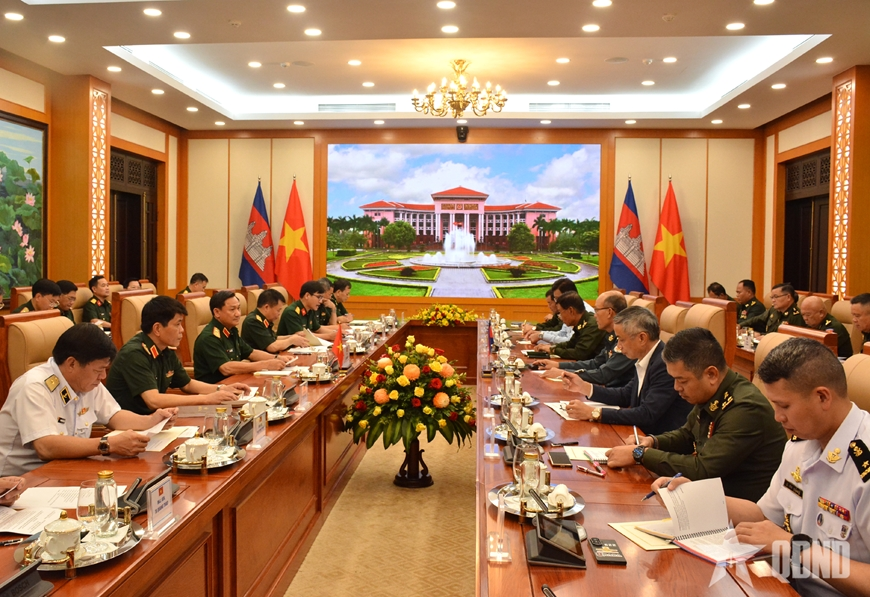 Trung tướng Lê Văn Hướng hội đàm với Phó tổng Tư lệnh Quân đội Hoàng gia Campuchia
