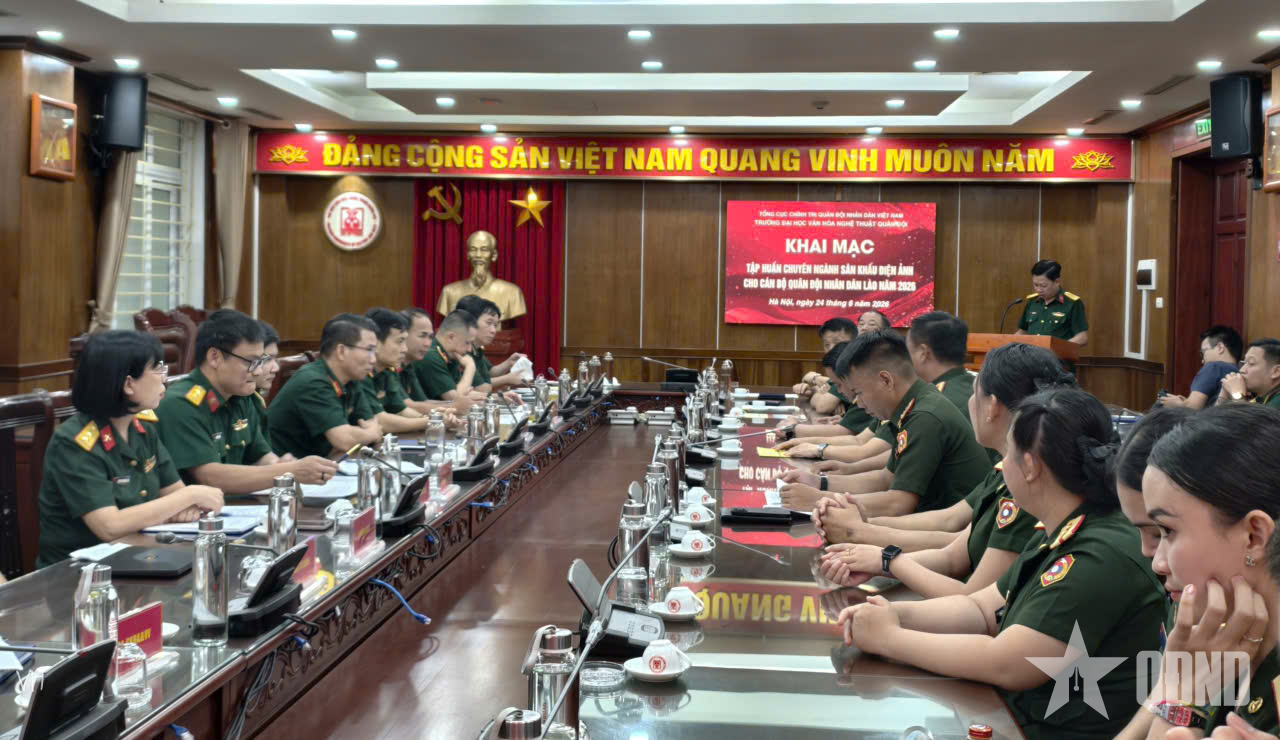 Đoàn Văn công Quân đội nhân dân Lào tập huấn chuyên ngành sân khấu - điện ảnh

