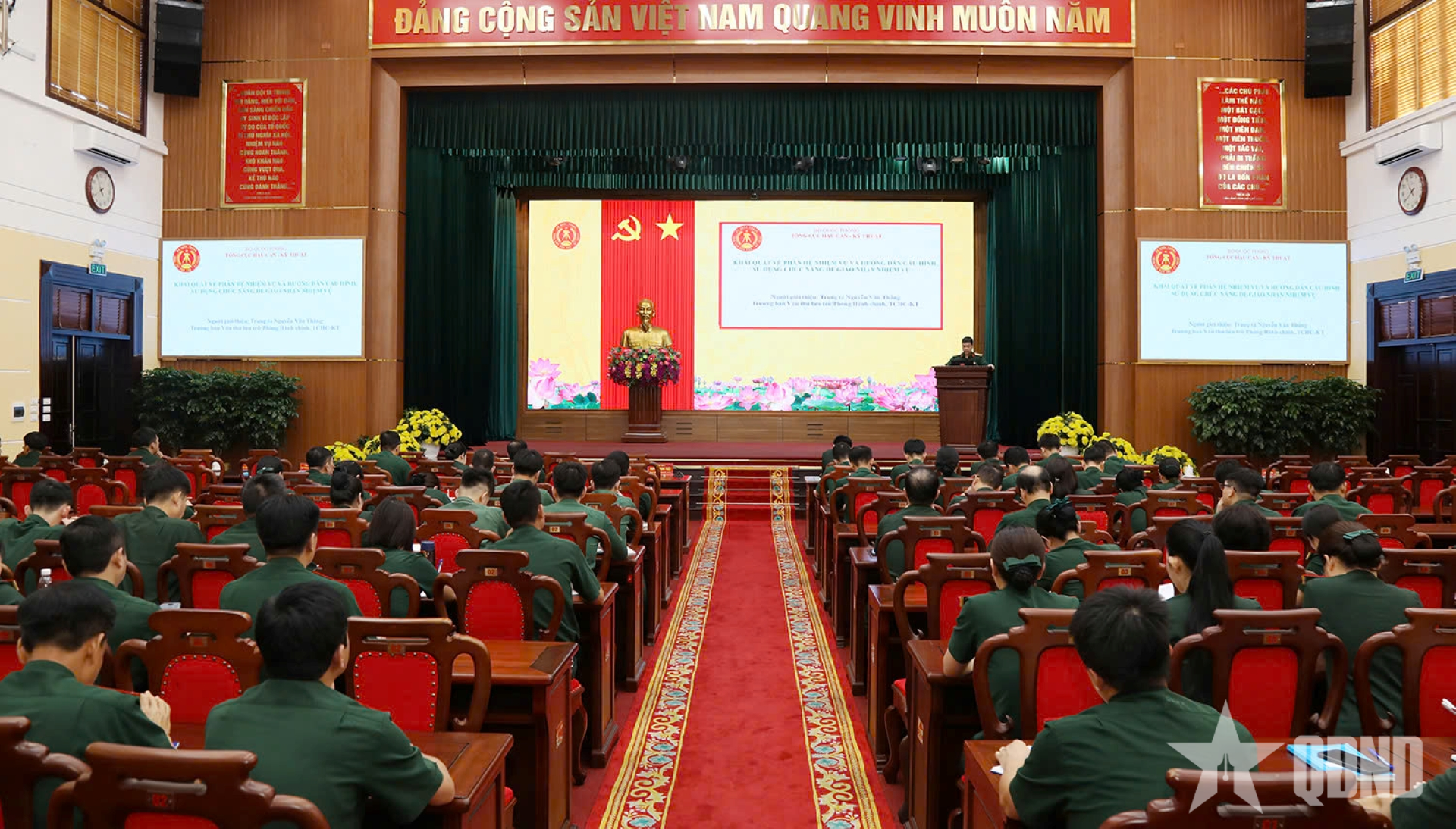 Nâng cao kỹ năng giao tiếp, ứng xử, chuẩn hóa tác phong phục vụ