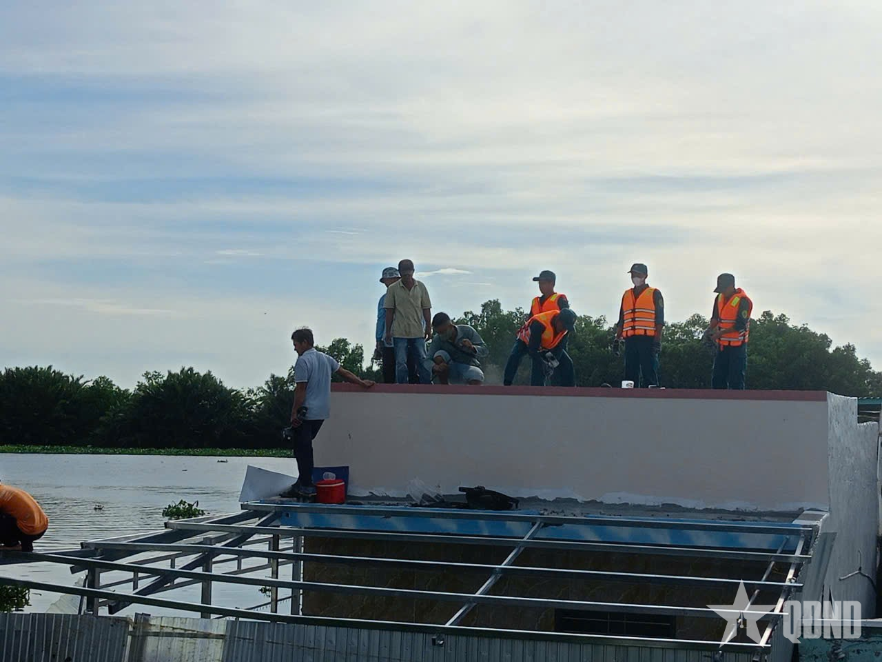 An Giang: Sạt lở làm 3 căn nhà chìm xuống sông