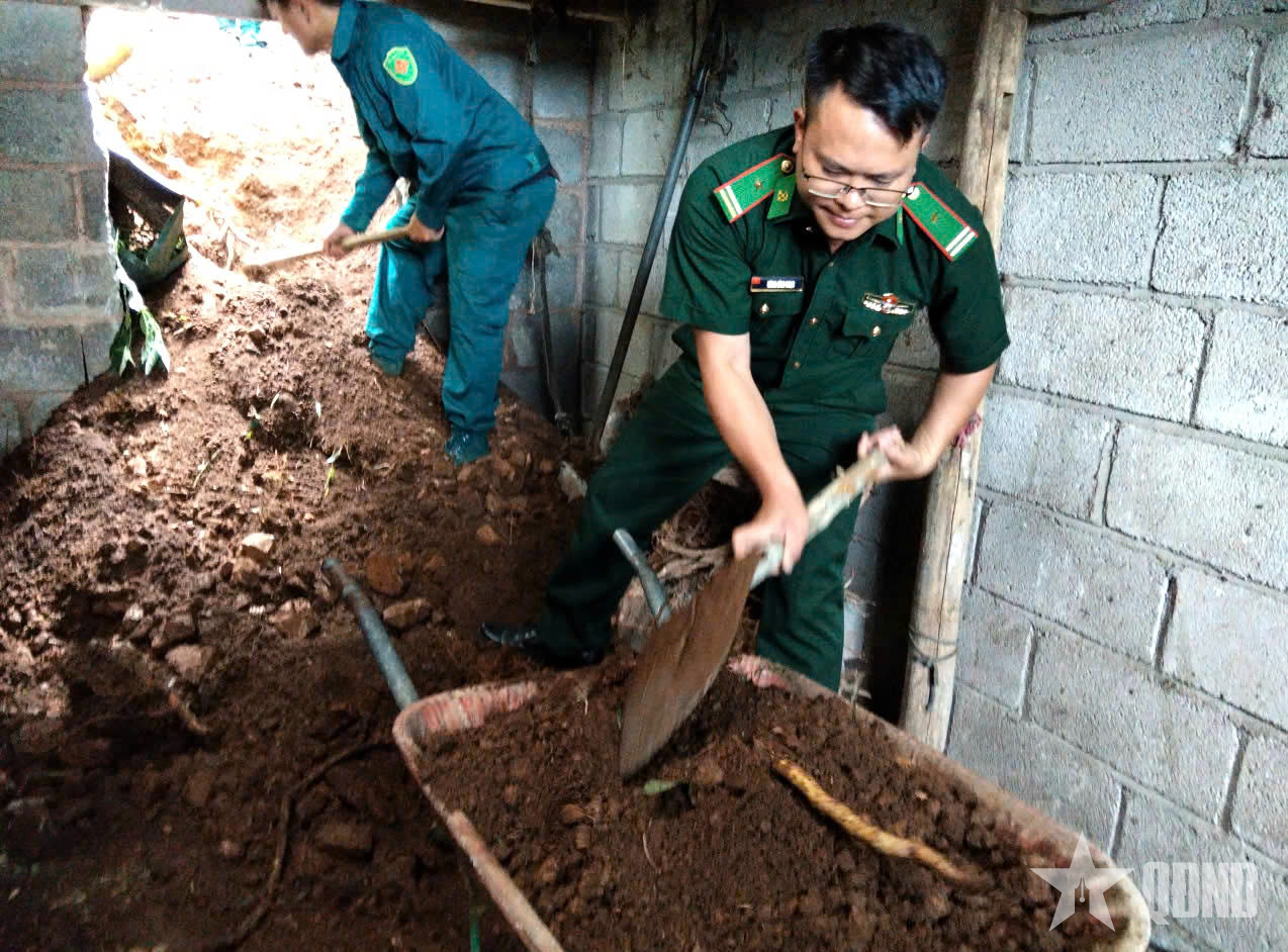 Đồn Biên phòng Cửa khẩu Săm Pun hỗ trợ người dân khắc phục hậu quả sạt lở