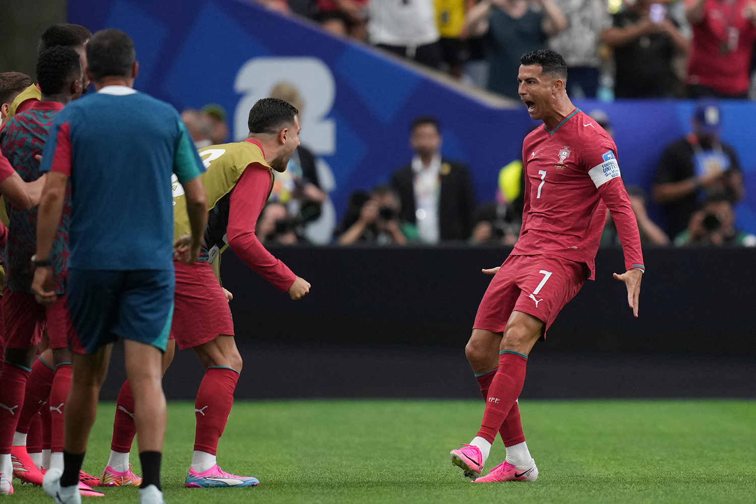 Messi, Haaland và Mbappe hãy coi chừng, Ronaldo đang đến!

