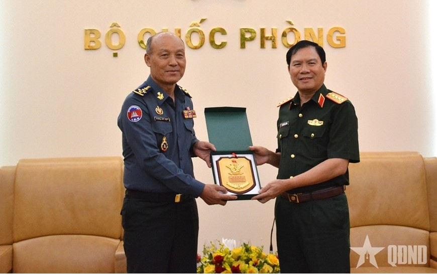 Đại tướng Nguyễn Tân Cương tiếp Phó tổng Tư lệnh Quân đội Hoàng gia Campuchia