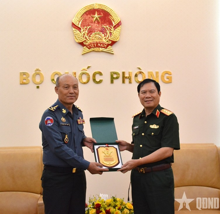 Đại tướng Nguyễn Tân Cương tiếp Phó tổng Tư lệnh Quân đội Hoàng gia Campuchia