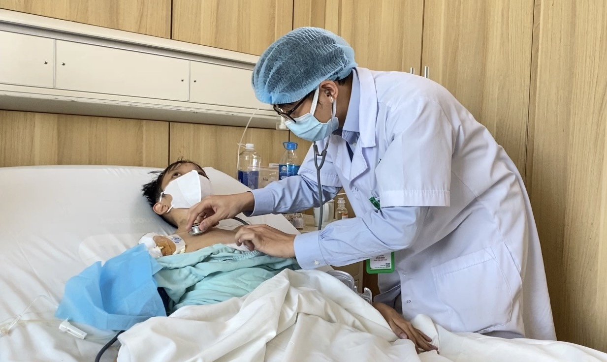 Nam sinh 16 tuổi hồi sinh nhờ ca ghép gan kỳ diệu