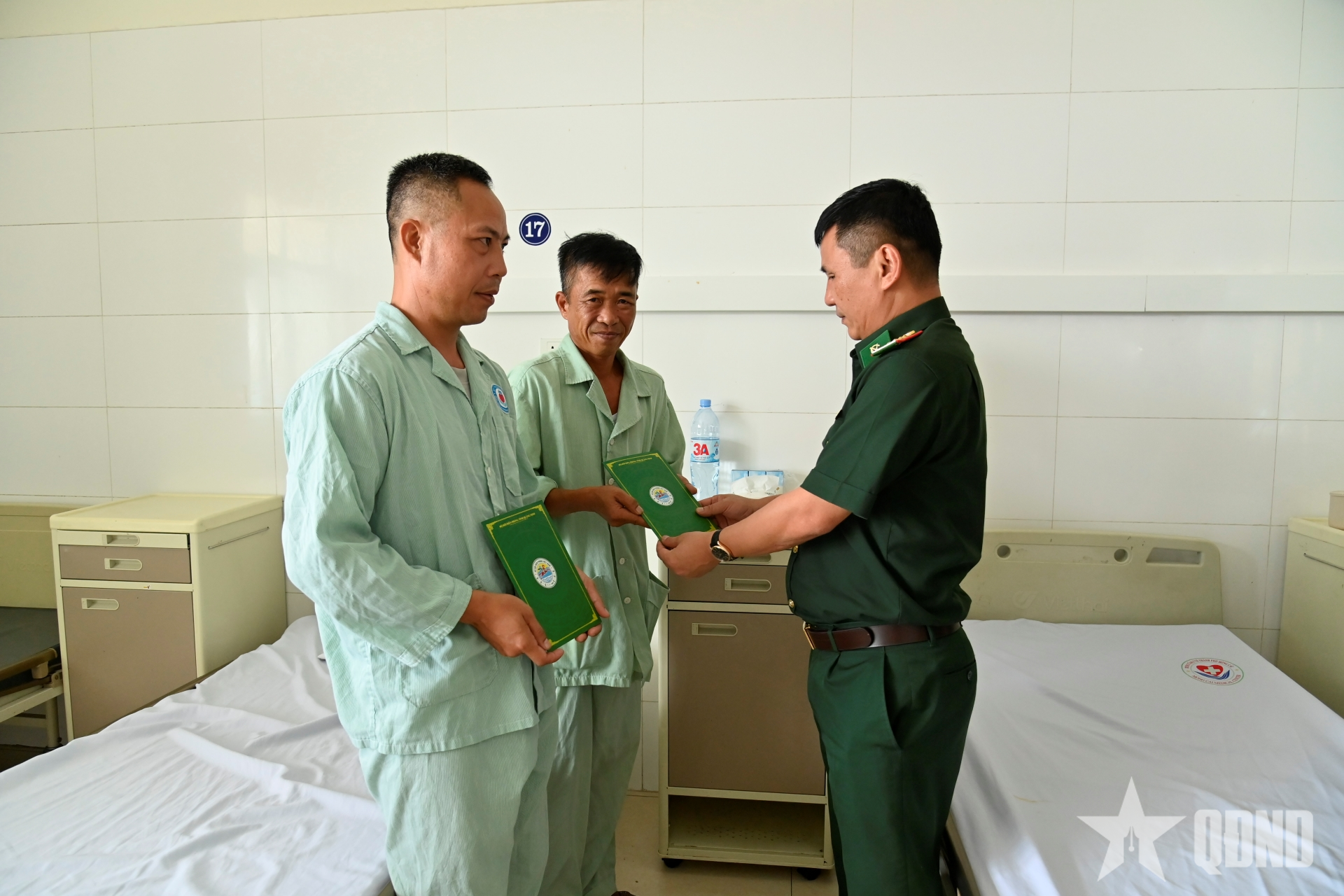 Động viên quân nhân Biên phòng bị thương khi làm nhiệm vụ