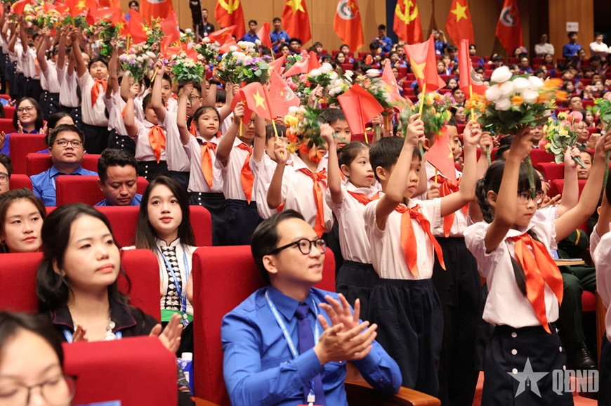 Ban Chấp hành Trung ương Đoàn TNCS Hồ Chí Minh khóa XIII ra mắt đại hội