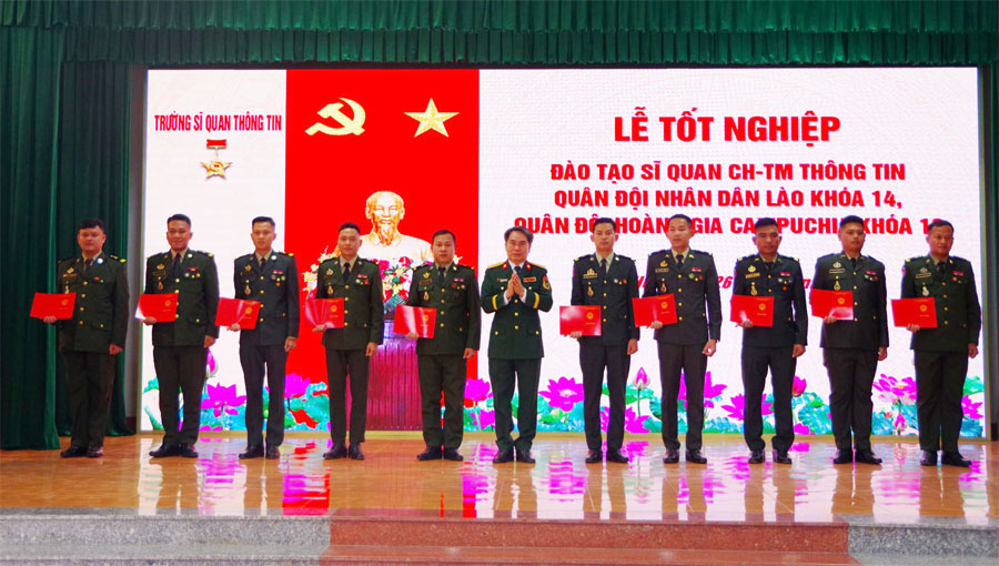 Trường Sĩ quan Thông tin trao bằng tốt nghiệp cho học viên Quân đội Lào và Campuchia