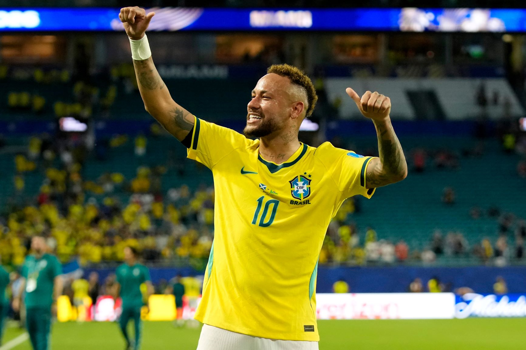 Ngày Neymar trở lại và nở nụ cười