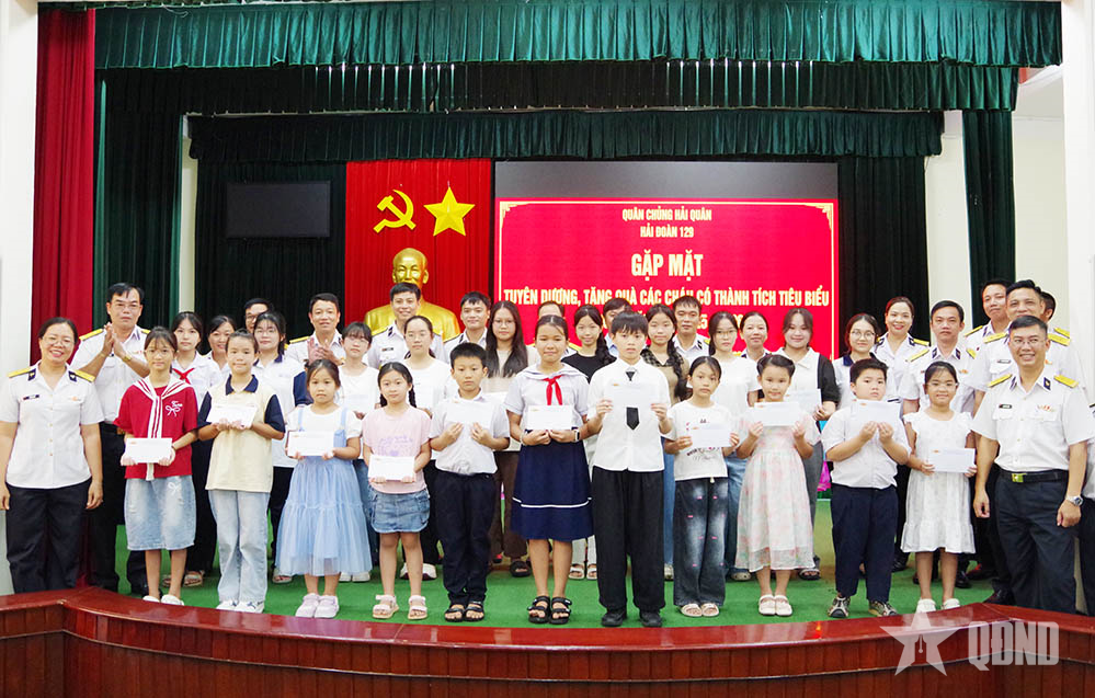 Hải đoàn 129 tuyên dương, tặng quà học sinh có thành tích tiêu biểu