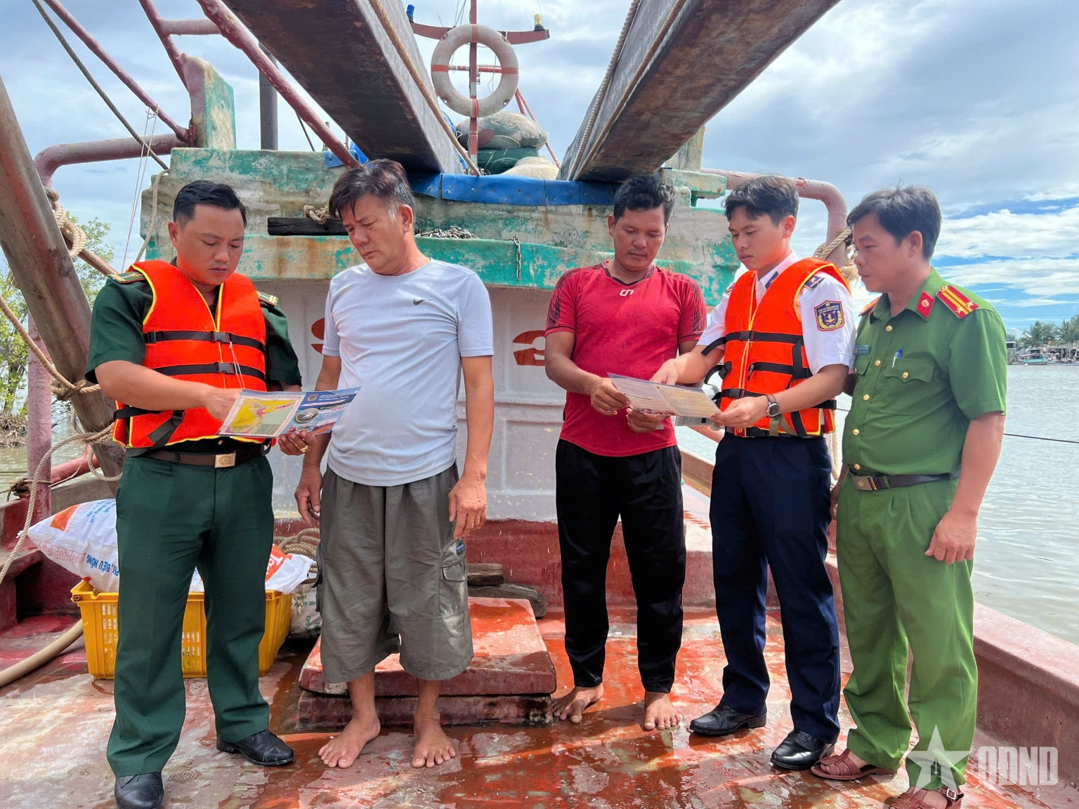 Hải đoàn 42 tuyên truyền pháp luật cho nhân dân xã Tam Giang (Cà Mau)