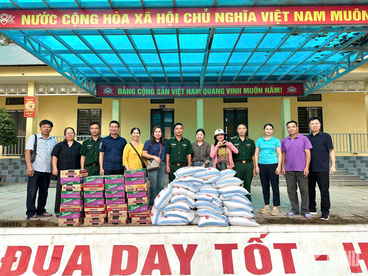 Sống là biết cho đi