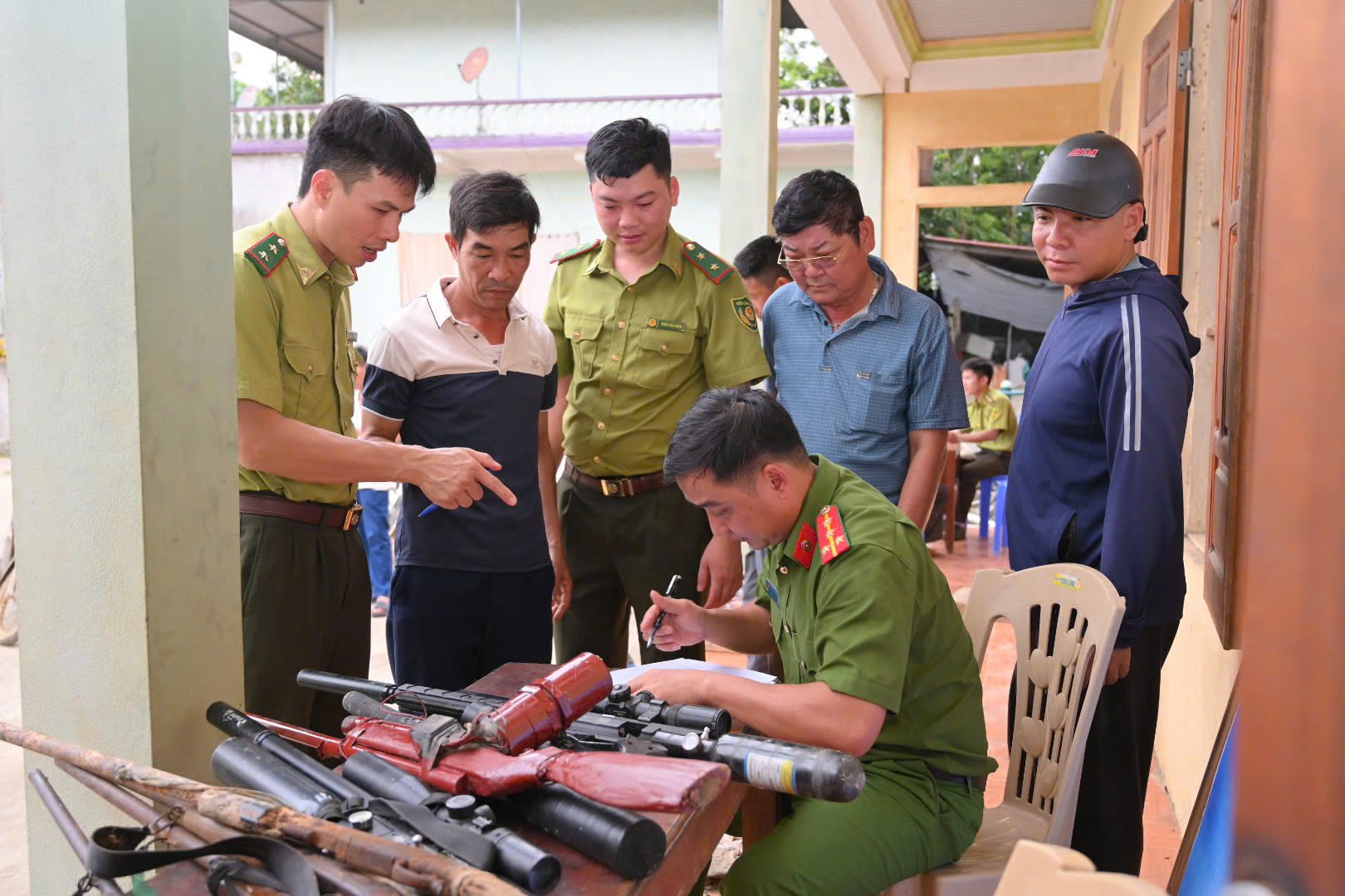 Vườn quốc gia Cúc Phương: Người dân tự nguyện giao nộp 40 khẩu súng săn