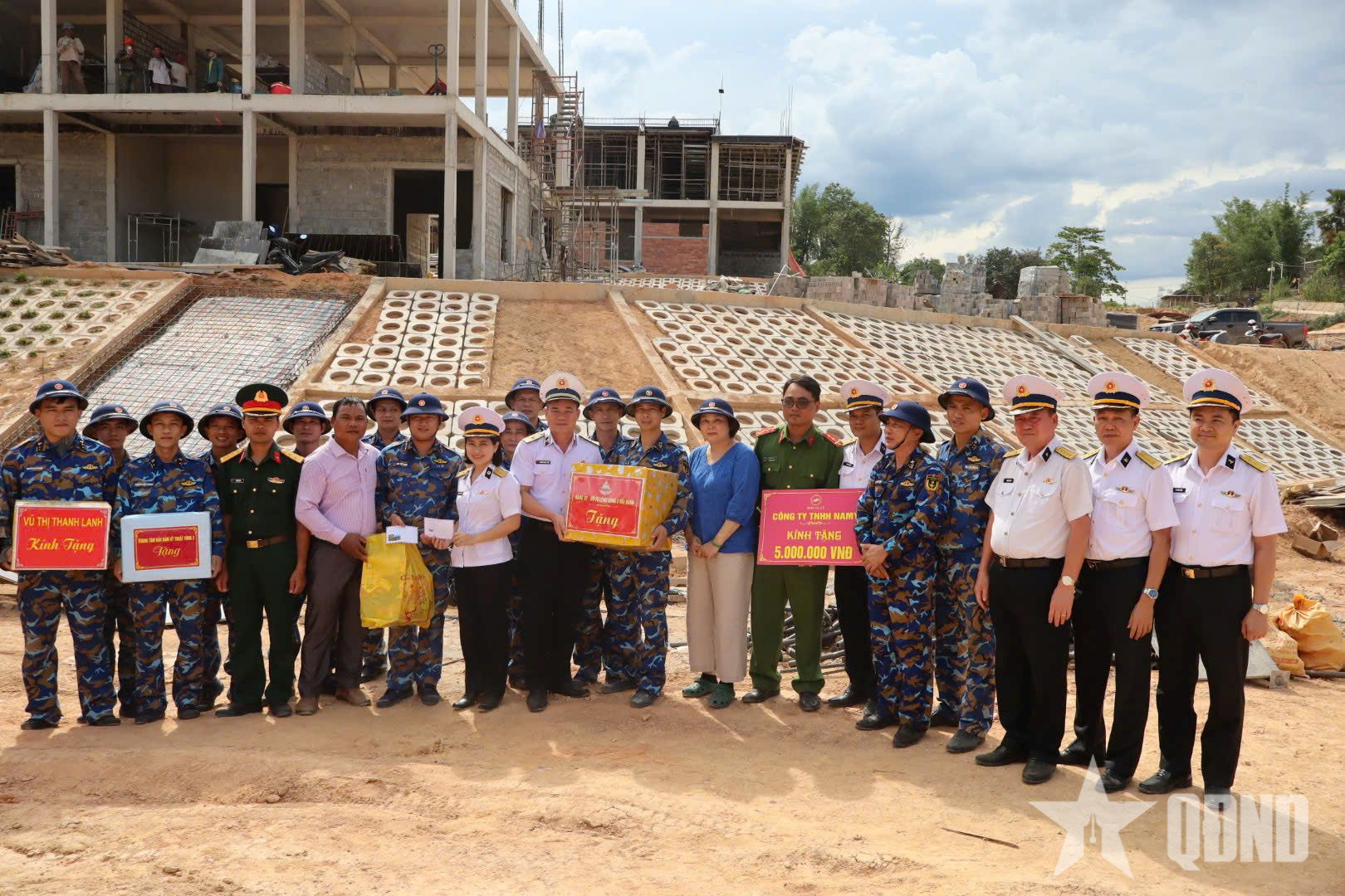Vùng 3 Hải quân kiểm tra, động viên lực lượng tham gia xây dựng trường học tại khu vực biên giới