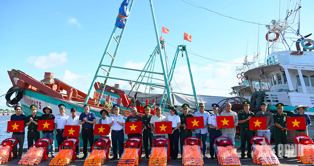 Vùng Cảnh sát biển 3 tuyên truyền pháp luật, đồng hành với ngư dân TP Hồ Chí Minh
