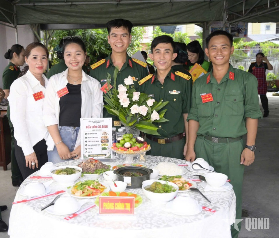 Bữa cơm gia đình - Nơi giữ lửa hạnh phúc của người lính

