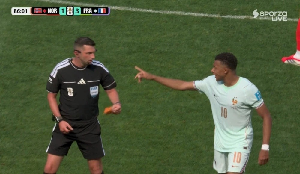 Mbappe gây sốt khi “chỉ đạo” trọng tài

