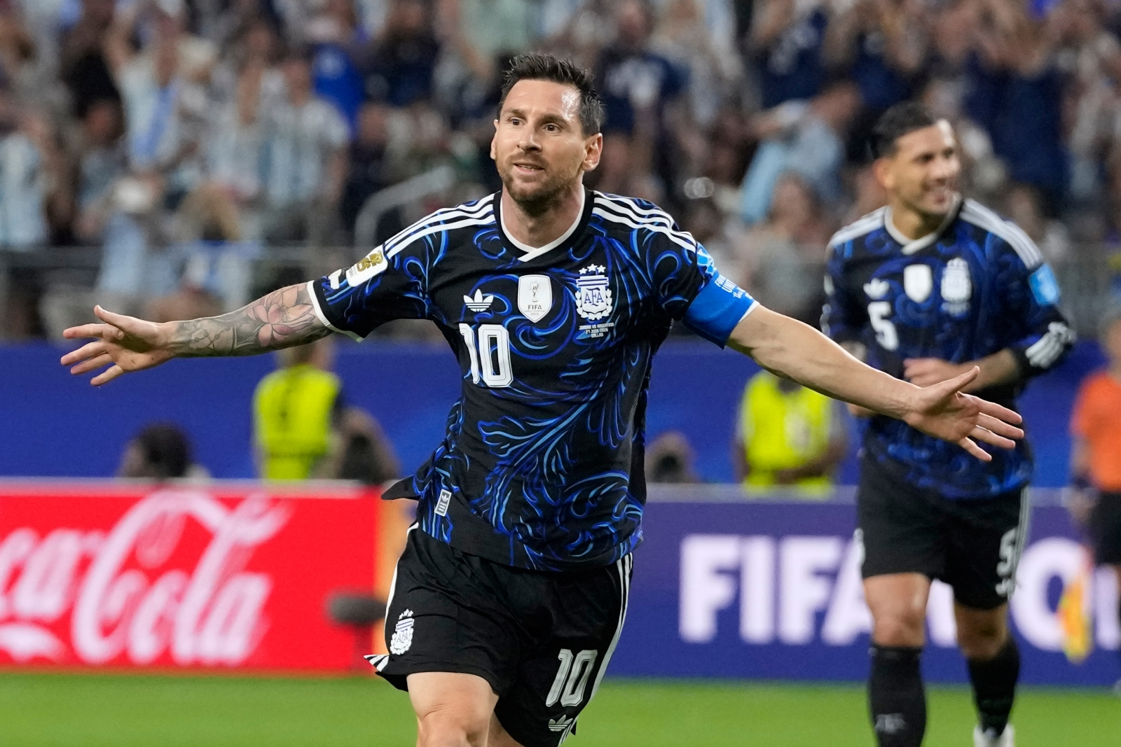 Messi đá phạt ghi bàn, độc chiếm 