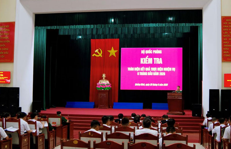 Trung tướng Nguyễn Bá Lực kiểm tra tại Lữ đoàn 170