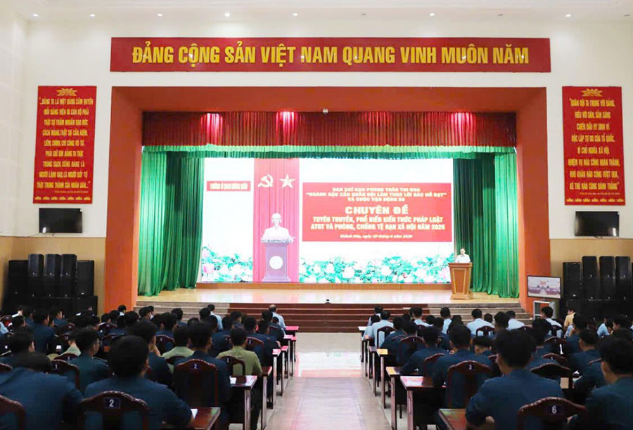 Trường Sĩ quan Không quân phối hợp tuyên truyền pháp luật về an toàn giao thông và phòng, chống tệ nạn xã hội