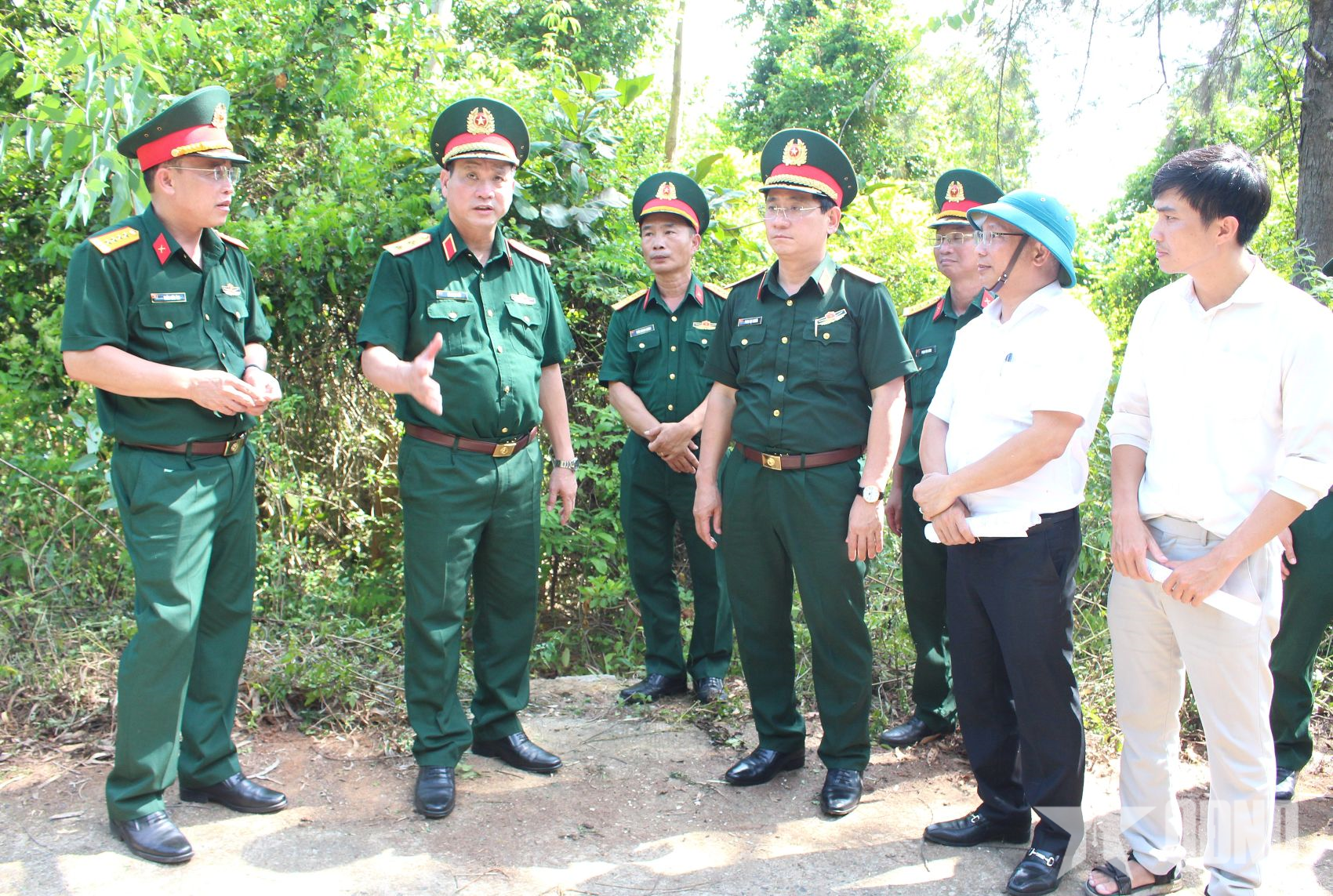 Tư lệnh Quân khu 5 kiểm tra vị trí quy hoạch doanh trại Trung đội Pháo Sơn Trà 