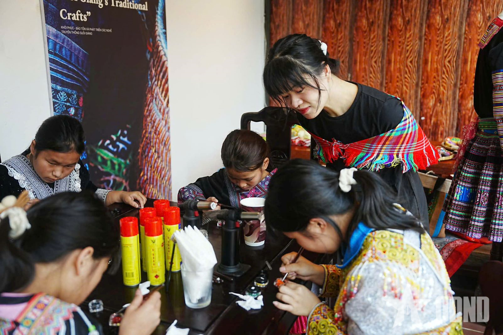 Người phụ nữ tìm lối đi mới cho pháp lam trong thiết kế đương đại 

