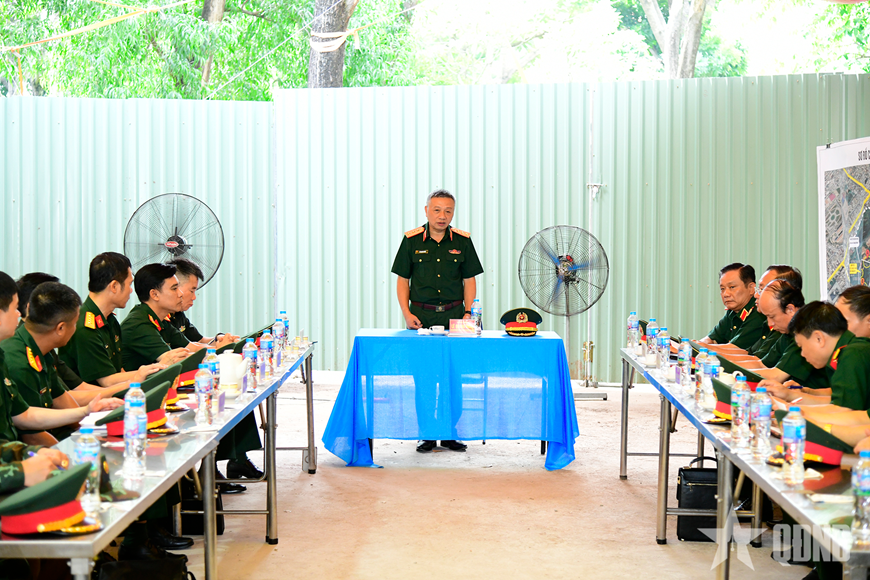 Thượng tướng Lê Quang Minh kiểm tra, động viên lực lượng thực hiện “Chiến dịch 500 ngày đêm” tại Công viên Lê Thị Riêng