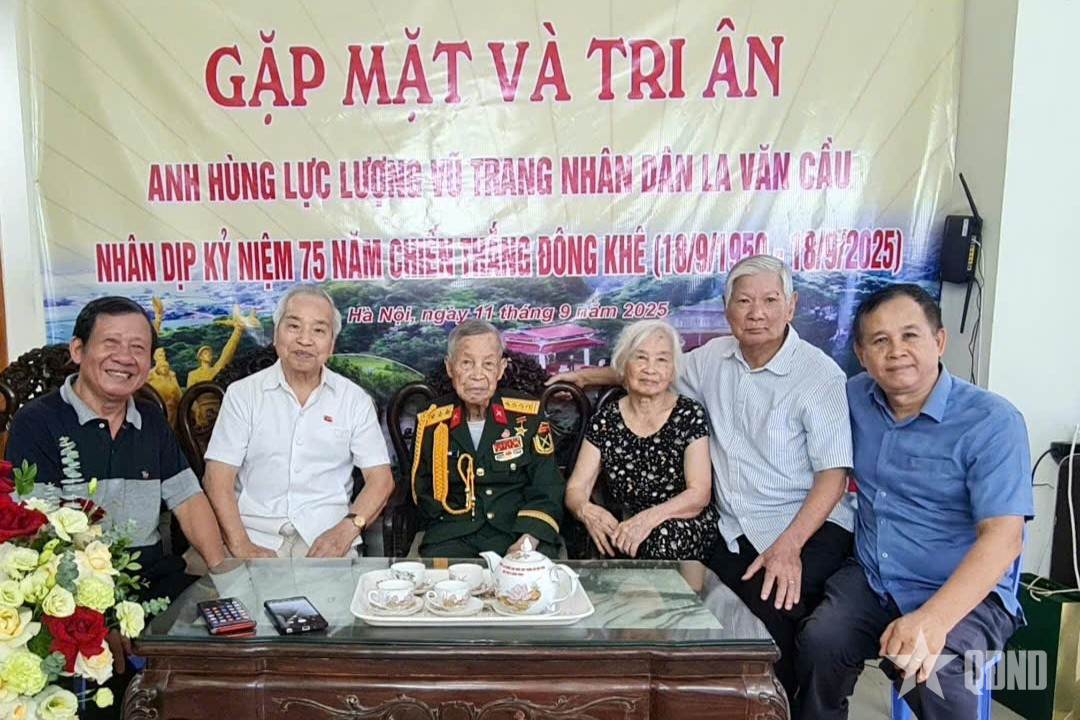 Anh hùng La Văn Cầu, người đã trao cho tôi chiếc khăn quàng đỏ và ngọn lửa niềm tin