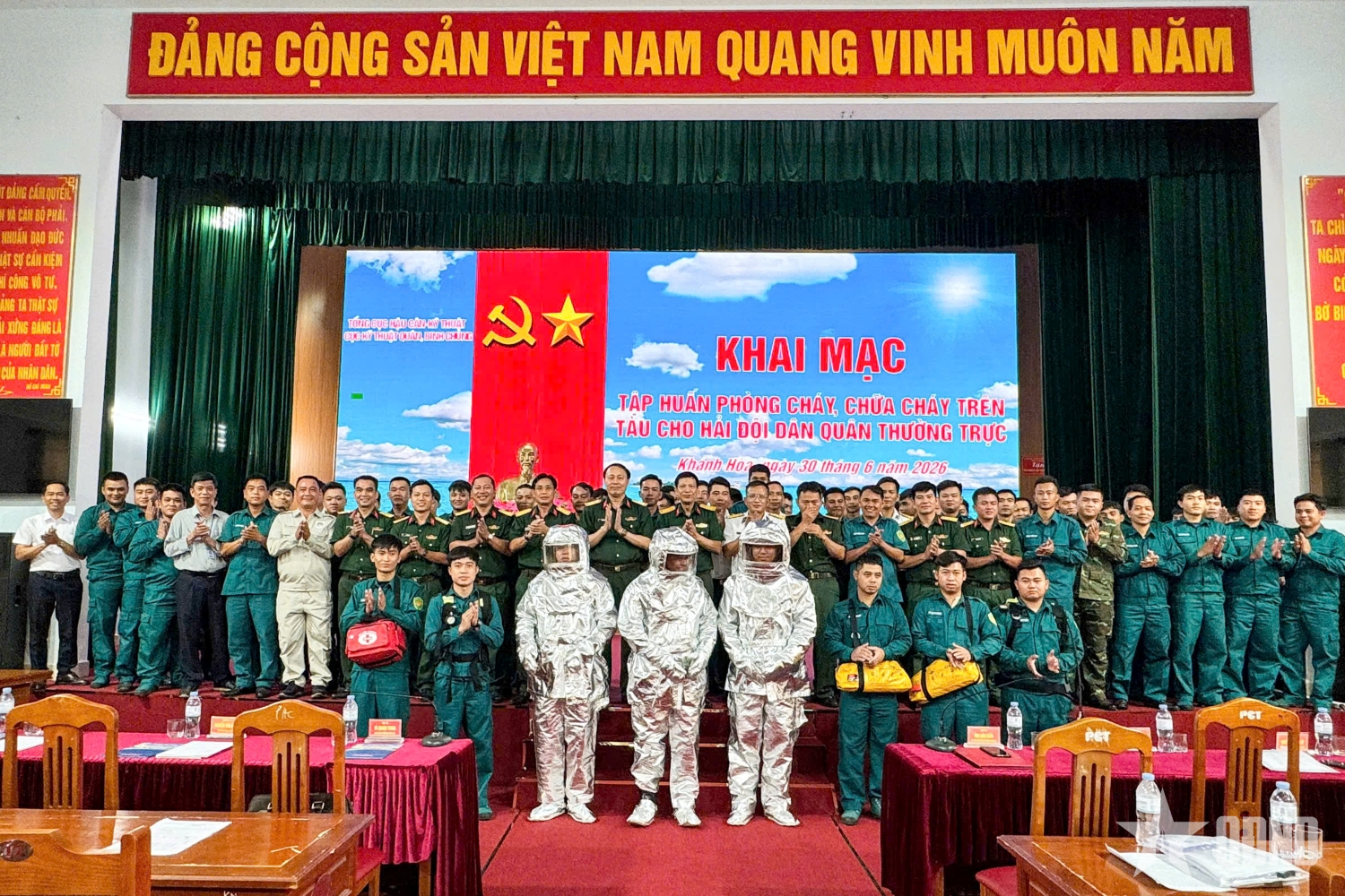 Tập huấn phòng cháy, chữa cháy trên tàu cho hải đội dân quân thường trực
