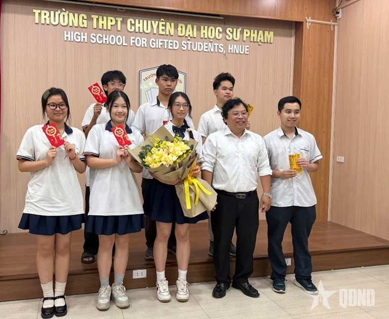 Tập thể xuất sắc phía sau Thủ khoa toàn quốc khối A01

