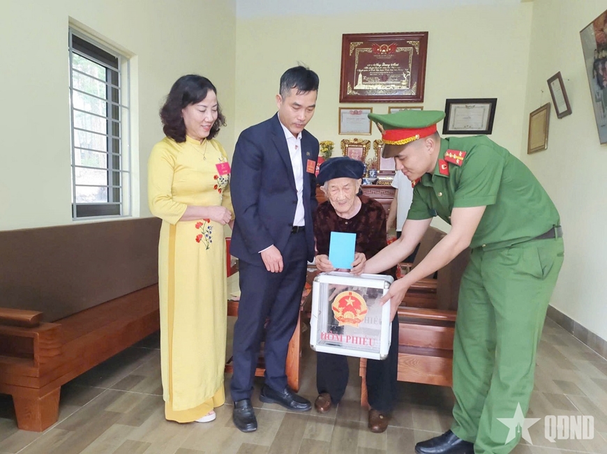Nước mắt người mẹ sau những lần tiễn con không ngày trở lại