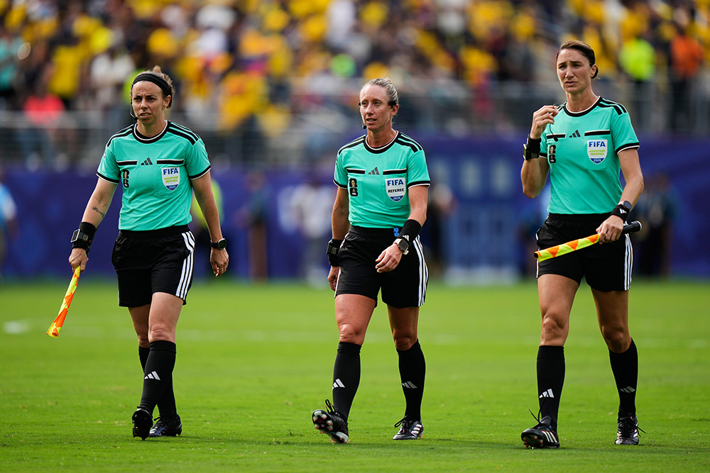 Bình luận World Cup 2026: Liệu trọng tài biên có bị công nghệ thay thế?

