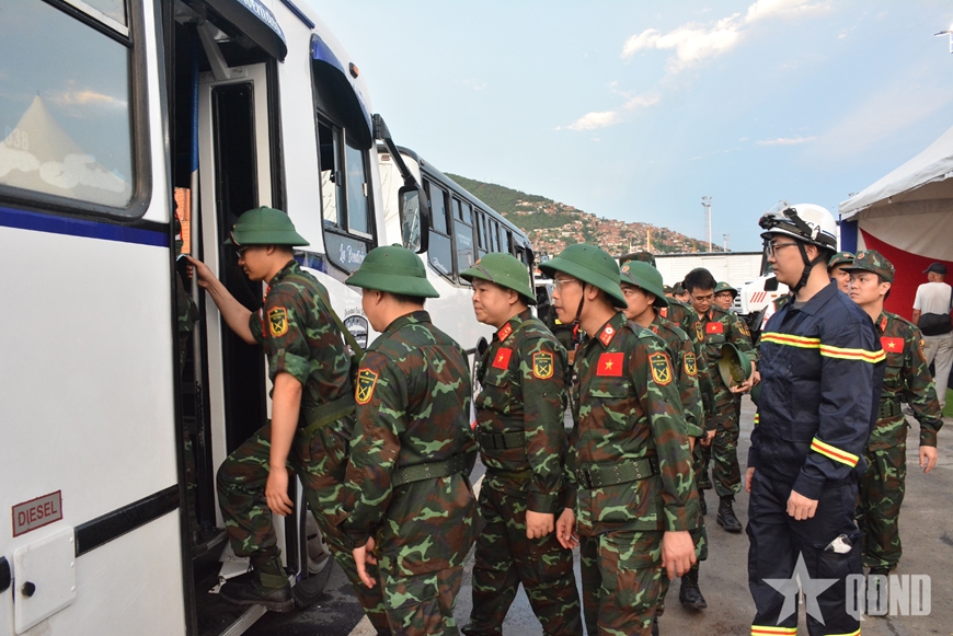 Kh&ocirc;ng quản nắng mưa, đo&agrave;n Việt Nam t&iacute;ch cực t&igrave;m kiếm nạn nh&acirc;n động đất tại Venezuela