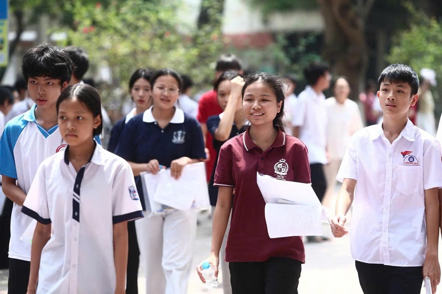 Hai trường công lập ở Hà Nội hạ điểm chuẩn lớp 10