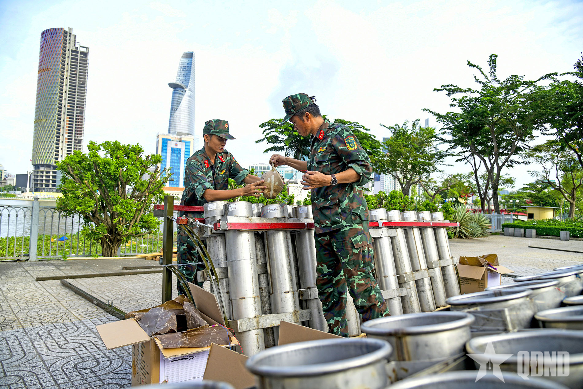 Bộ tư lệnh TP Hồ Chí Minh chuẩn bị tốt cho sự kiện bắn pháo hoa kỷ niệm 50 năm Ngày thành phố Sài Gòn - Gia Định vinh dự mang tên Chủ tịch Hồ Chí Minh