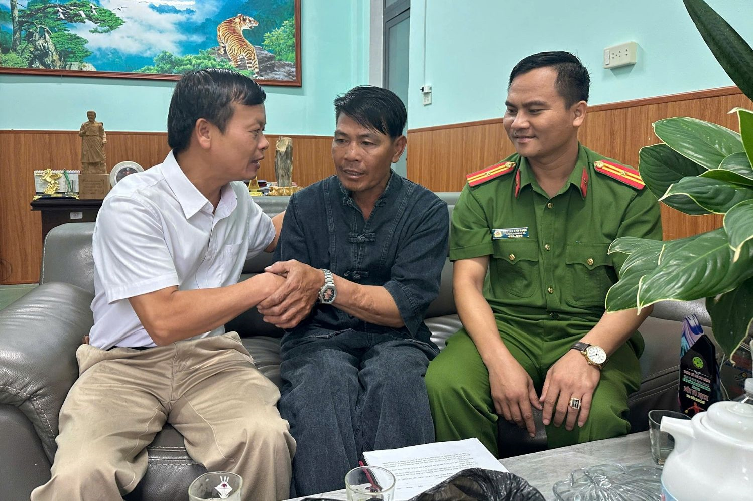 Giải cứu người đàn ông đi lạc trong rừng, trao lại tài sản hơn 1,2 tỷ đồng