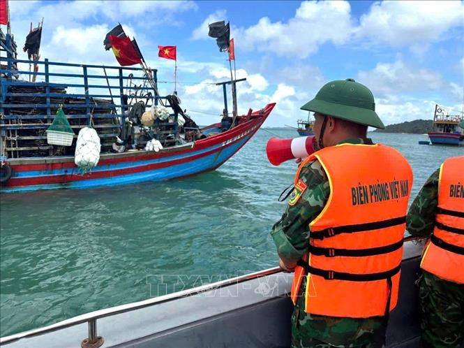 Ứng phó bão số 1: Quảng Ninh tạm ngừng cấp phép tàu thuyền ra khơi