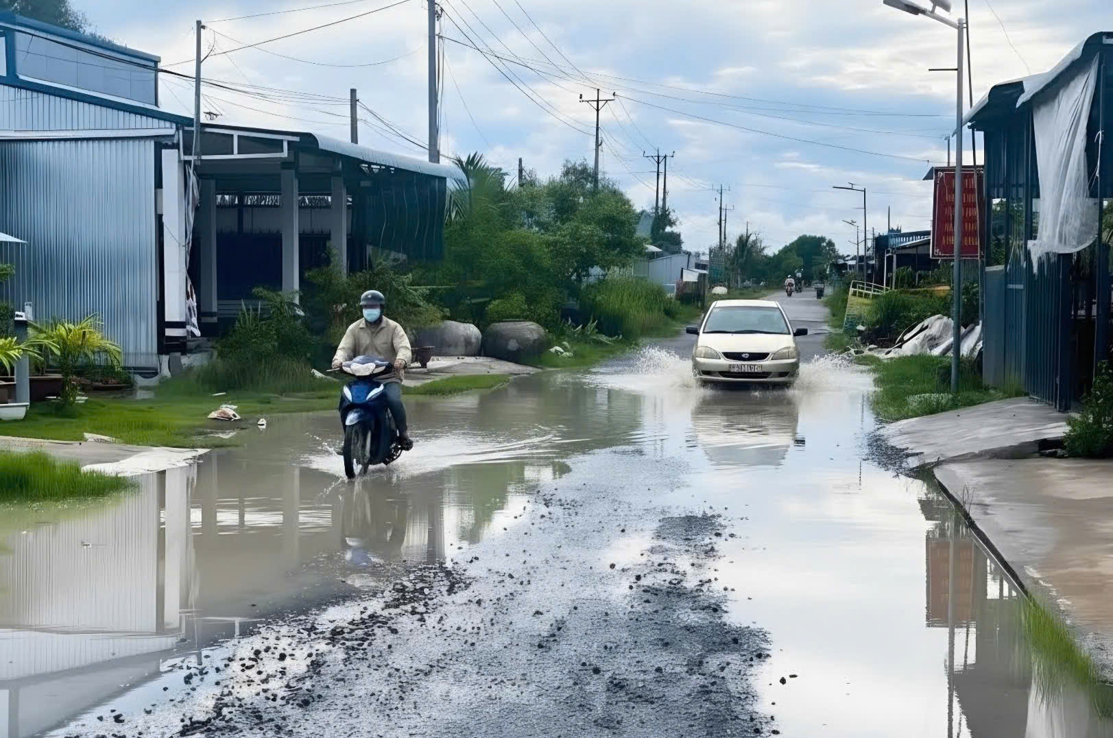 Thư về tòa soạn: Những tuyến đường “vá chằng vá đụp” 