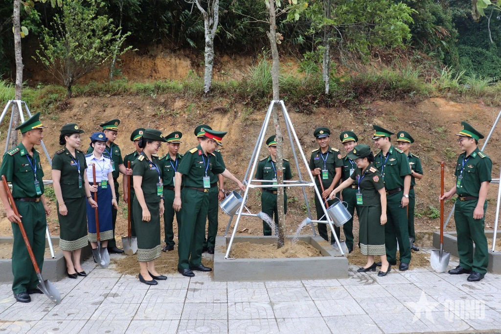Nhiều hoạt động ý nghĩa trong chương trình giao lưu sĩ quan trẻ biên giới Việt Nam - Lào