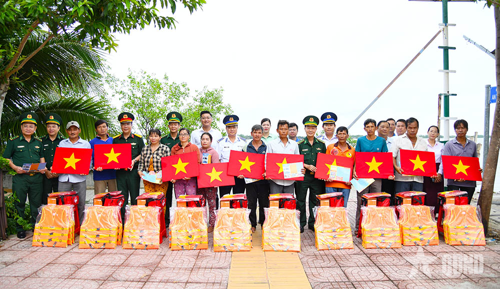Vùng Cảnh sát biển 3 tuyên truyền pháp luật, đồng hành cùng ngư dân xã An Thới Đông