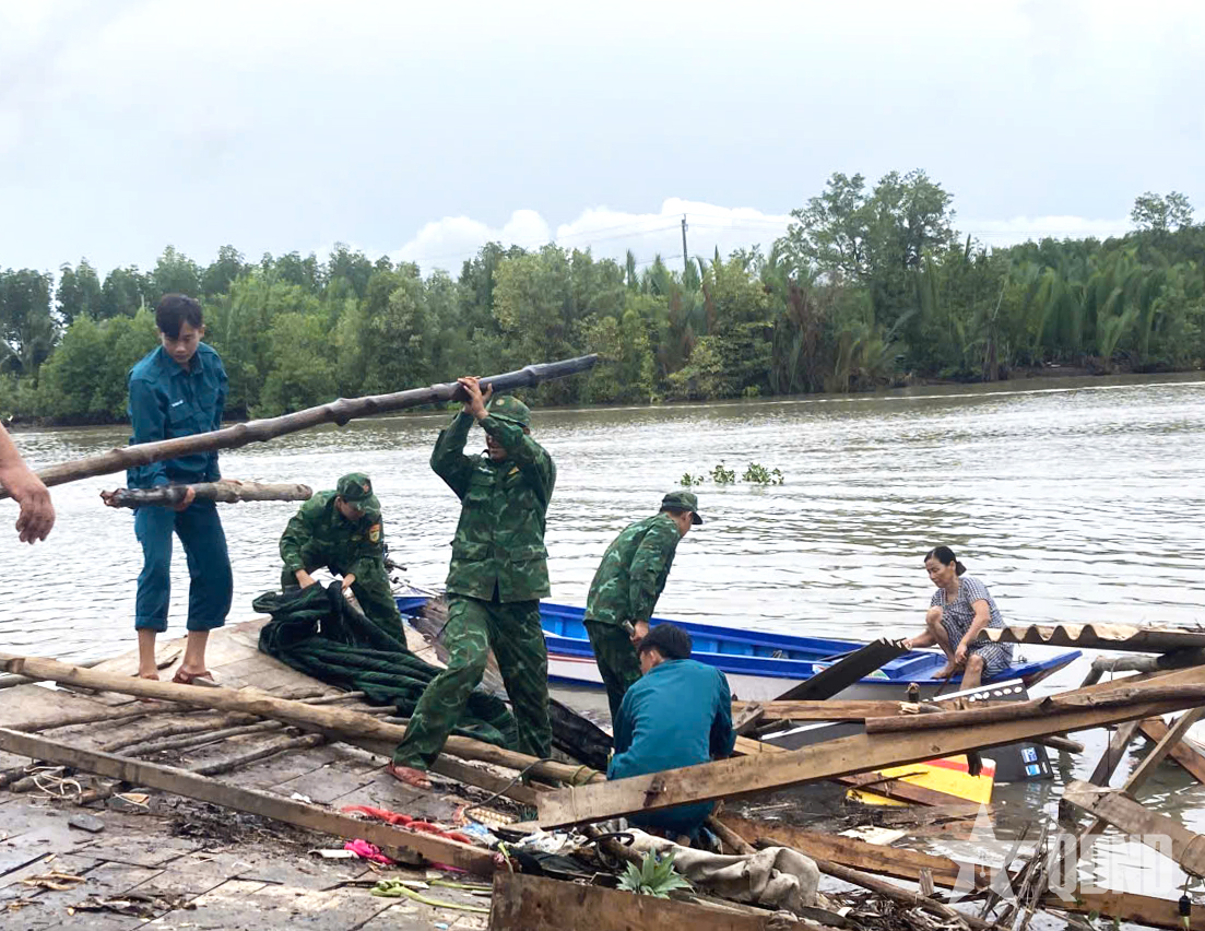 Bộ đội Biên phòng tỉnh Cà Mau: Hỗ trợ người dân bị sạt lở đất làm hư hỏng nhà