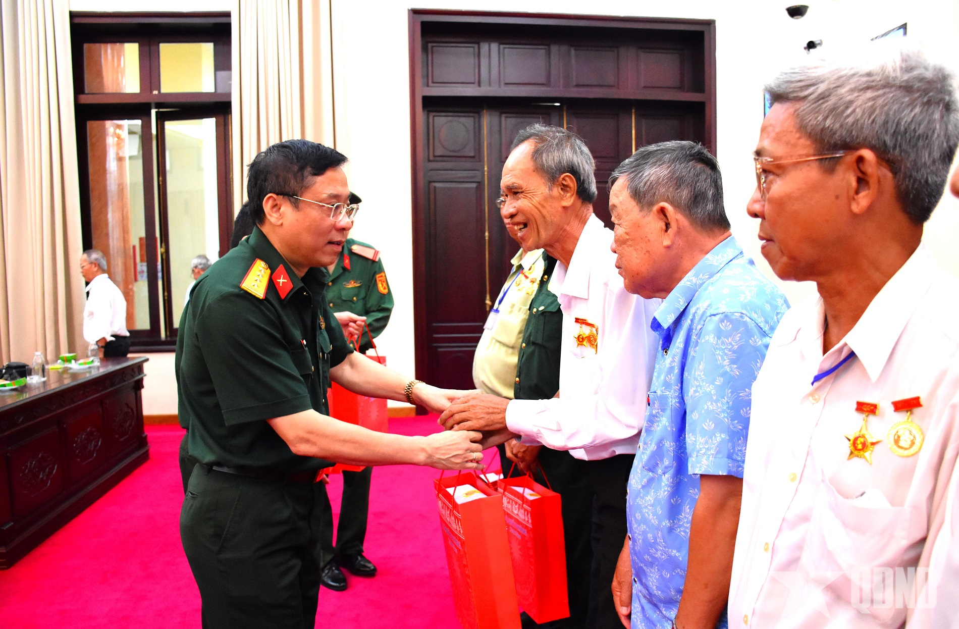 Bộ Quốc Phòng gặp mặt, tặng quà đại biểu người có công tỉnh Đồng Tháp