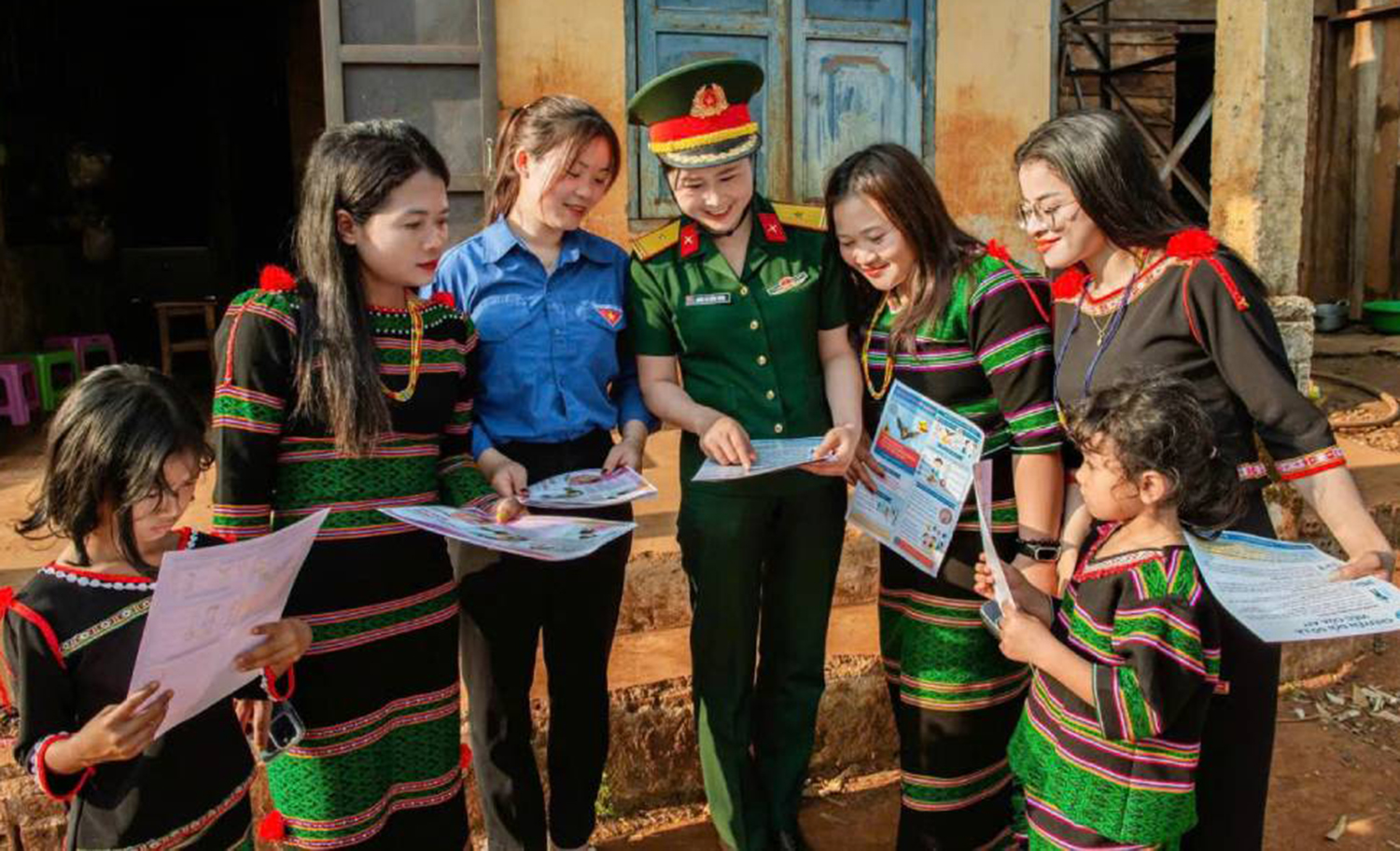 Thiếu tá Roãn Thị Hồng Thắm tận tâm với nghề, nặng tình với đơn vị
