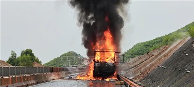 Cháy xe tải trên cao tốc Vạn Ninh - Cam Lộ, giao thông ùn tắc kéo dài